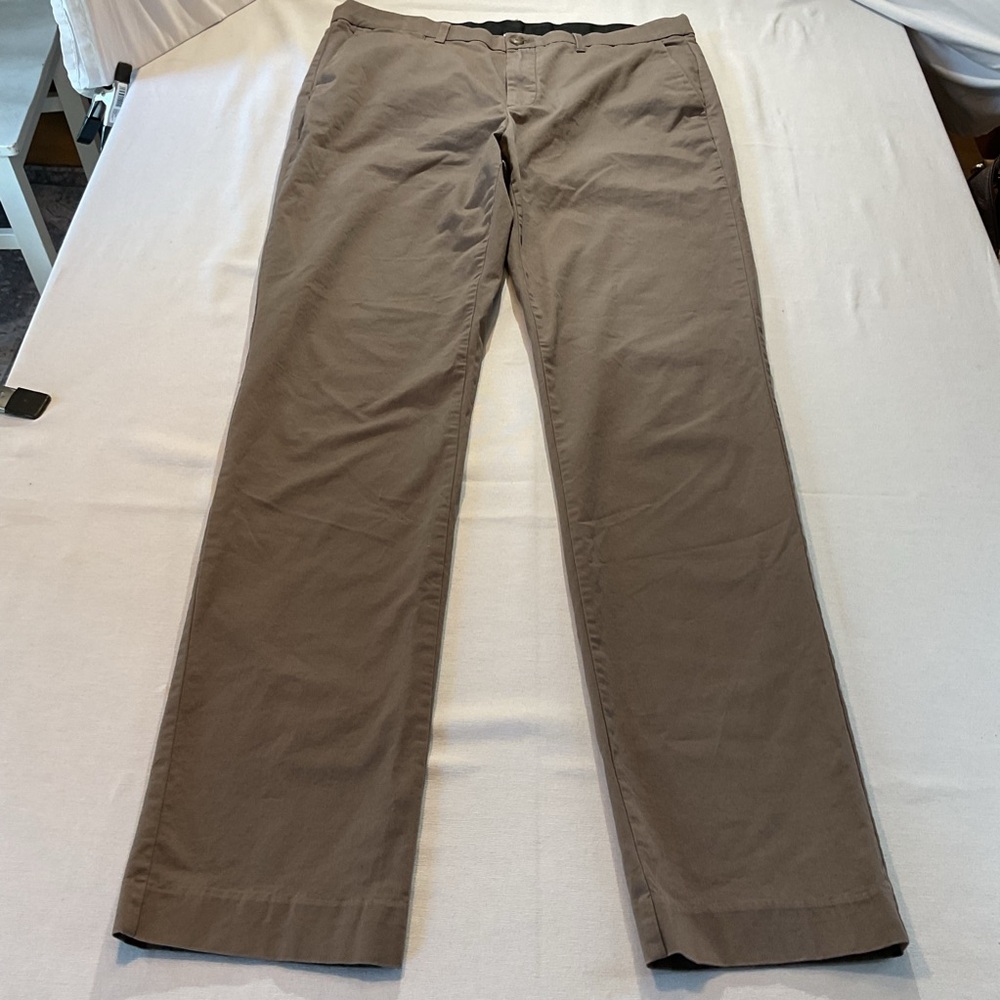 Calvin Klein Dark Tan/Green Khaki Slip Fit, Size W34 L34 Casual Office